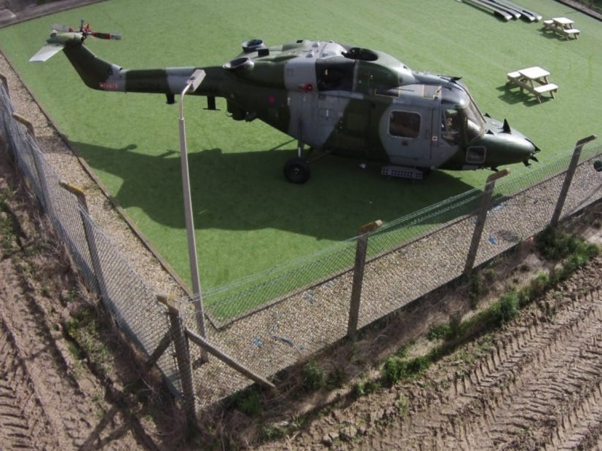 Trải nghiệm nghỉ ngơi ở khu quân sự, với hàng rào dây thép gai bao quanh chắc chắn sẽ cực kỳ đáng nhớ.