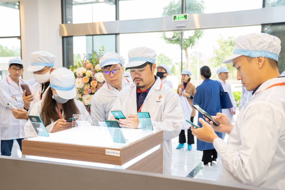 Phóng viên tham quan trải nghiệm sản phẩm của Vinsmart.