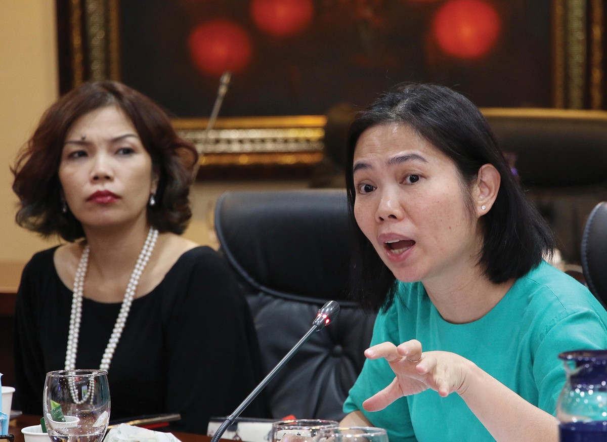 Bà Trần Anh Đào, đại diện HOSE báo cáo với Hội đồng bình chọn về những điểm cần lưu ý sau vòng chấm sơ khảo để chọn các báo cáo thường niên vào vòng chung khảo, cũng như tiếp thu các ý kiến của Hội đồng bình chọn