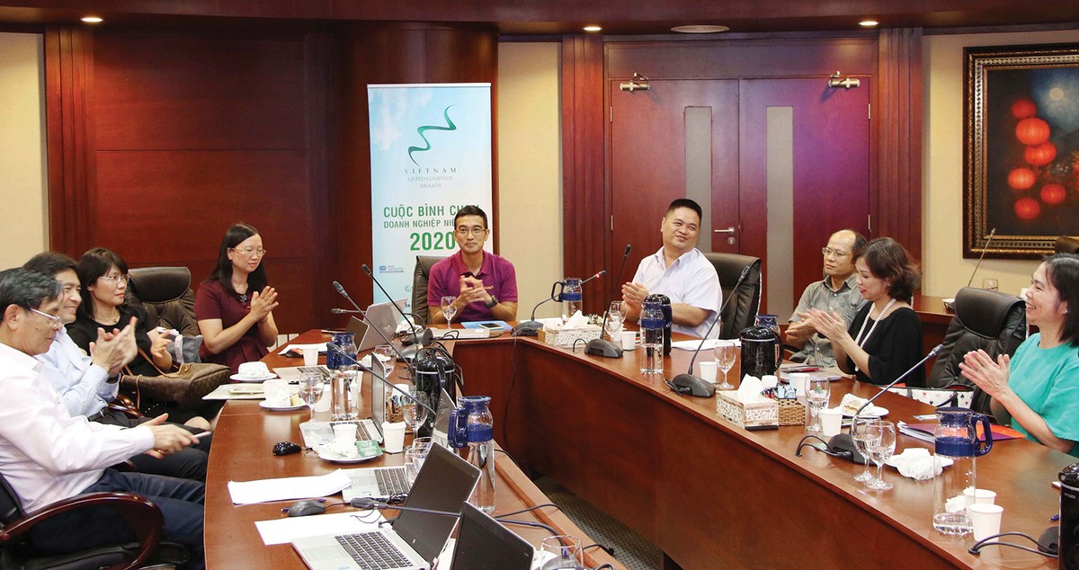 Hội đồng bình chọn vui mừng sau khi thống nhất được kết quả cuộc bình chọn theo tiêu chí công tâm nhất