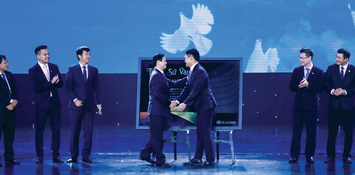 Lễ chuyển giao thế hệ lãnh đạo của Tập đoàn Xây dựng Hòa Bình