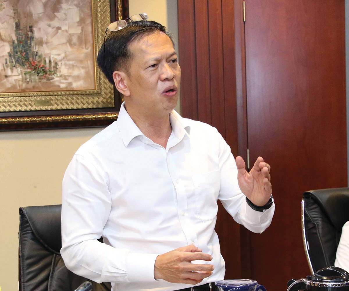 Ông Phạm Nguyễn Vinh, đại diện nhà tài trợ Dragon Capital, chia sẻ về những khó khăn của quỹ đầu tư trong việc thực hiện đầu tư có trách nhiệm tại thị trường Việt Nam khi rất ít ngân hàng công bố tiêu chí đánh giá ESG trong danh mục dự án cho vay, cũng như ít doanh nghiệp biết đến công bố chỉ tiêu phát thải carbon