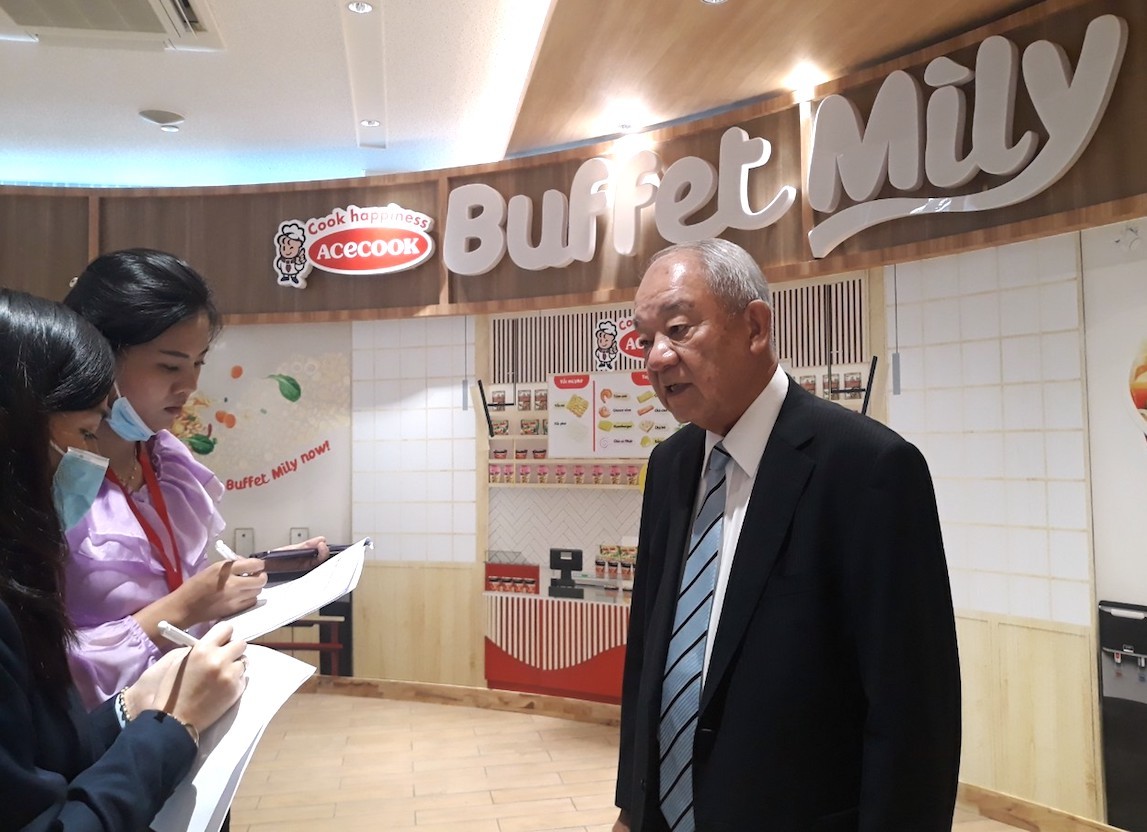 Ông Kajiwara Junichi, Tổng giám đốc Acecook Việt Nam chia sẻ thông tin với báo chí về nhà hàng mì ly (Ảnh: HP). Ông Kajiwara Junichi, Tổng giám đốc Acecook Việt Nam chia sẻ thông tin với báo chí về nhà hàng mì ly (Ảnh: HP).