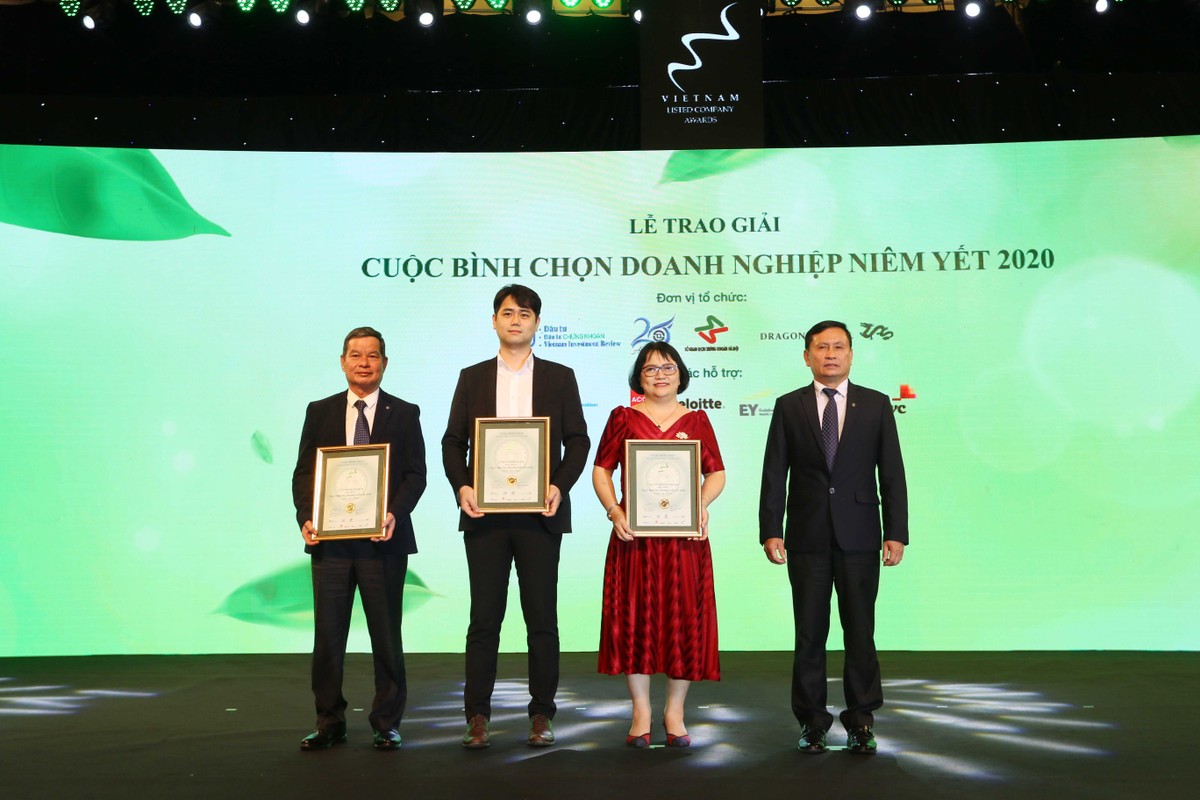 Ông Nguyễn Sơn, Chủ tịch Trung tâm Lưu ký Chứng khoán Việt Nam trao giải cho TOP 5 doanh nghiệp vốn hóa nhỏ.