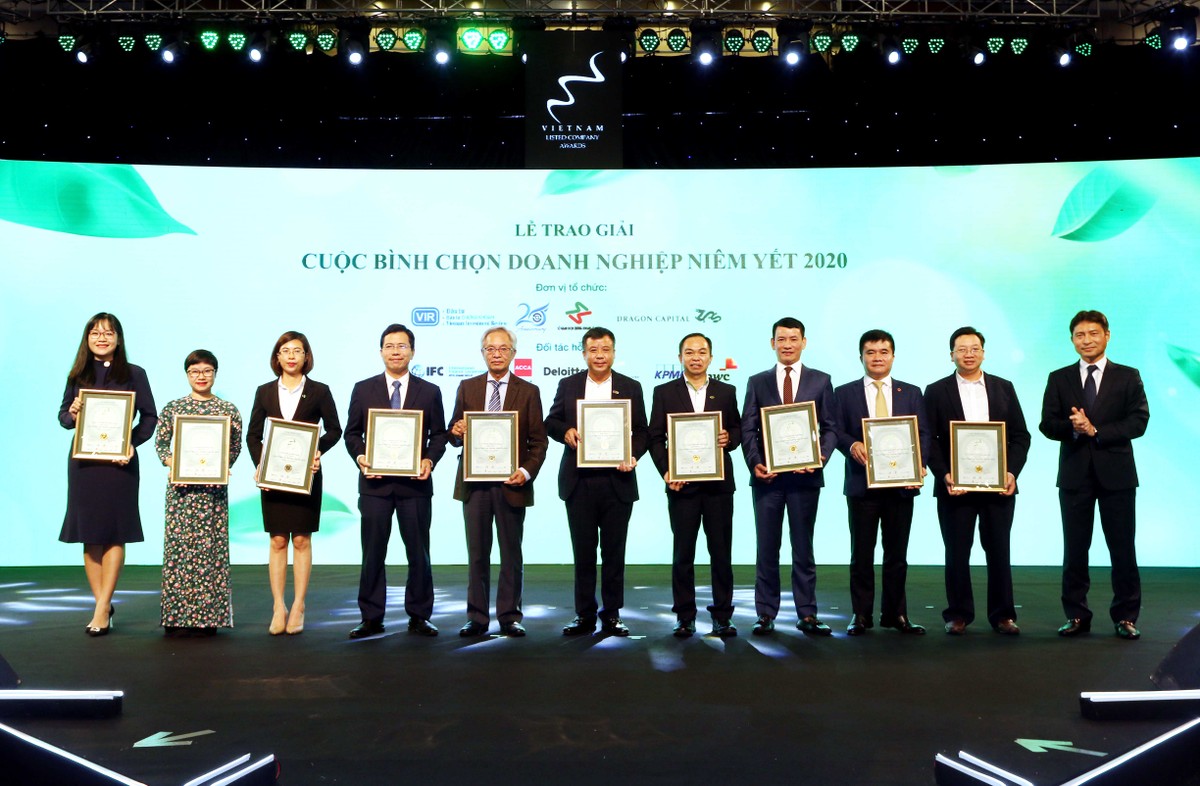 Ông Nguyễn Tuấn Anh, Phó tổng giám đốc Sở Giao dịch Chứng khoán Hà Nội (phải) trao TOP 10 doanh nghiệp vốn hóa vừa.