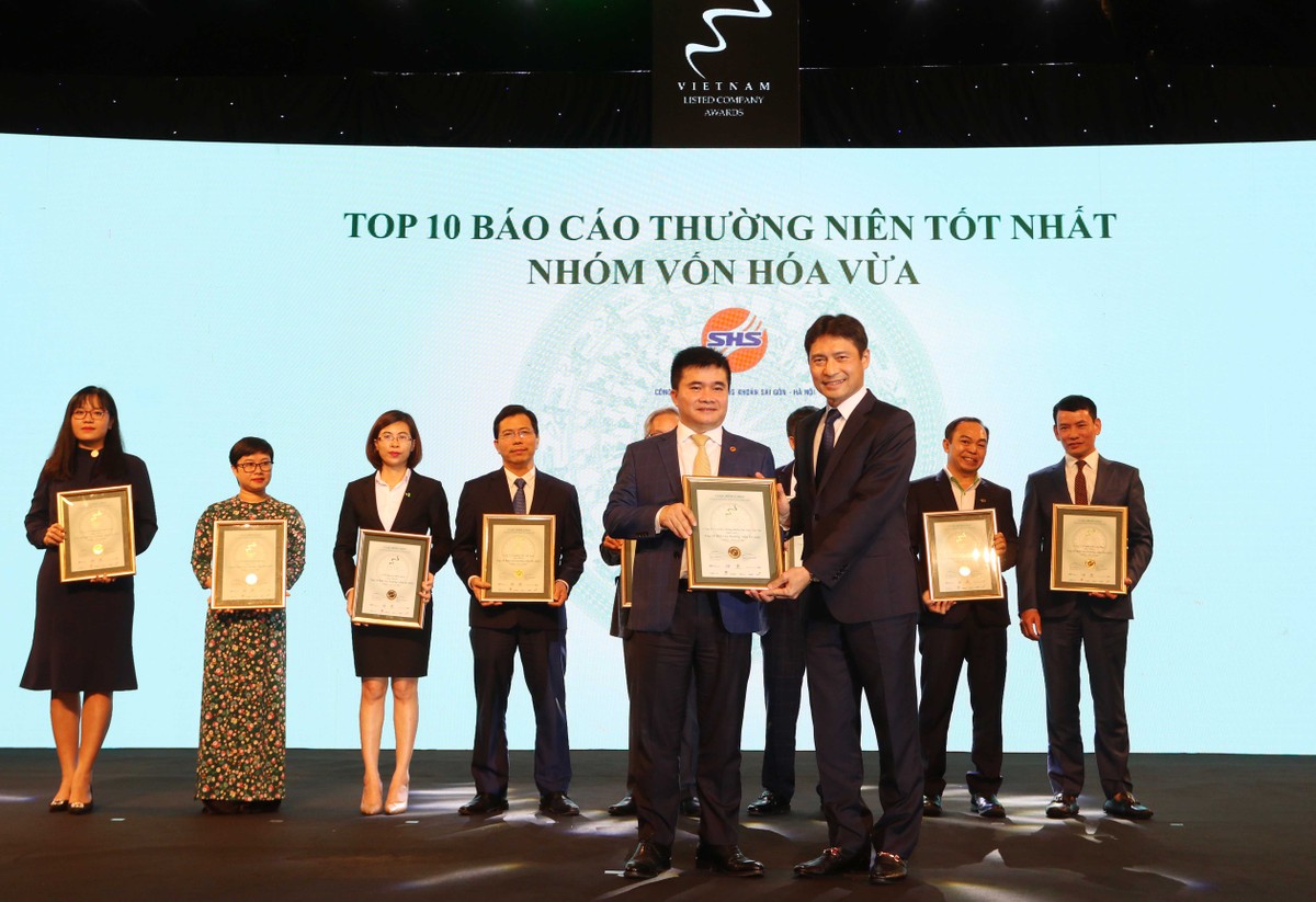 Đại diện SHS nhận TOP 10 nhóm vốn hóa vừa có BCTN tốt nhất.