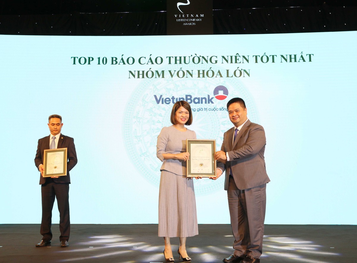 Đại diện ViettinBank nhận TOP 10 DNNY nhóm vốn hóa lớn có BCTN tốt nhất.