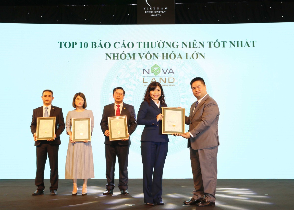 Đại diện Novaland nhận TOP 10 DNNY nhóm vốn hóa lớn có BCTN tốt nhất