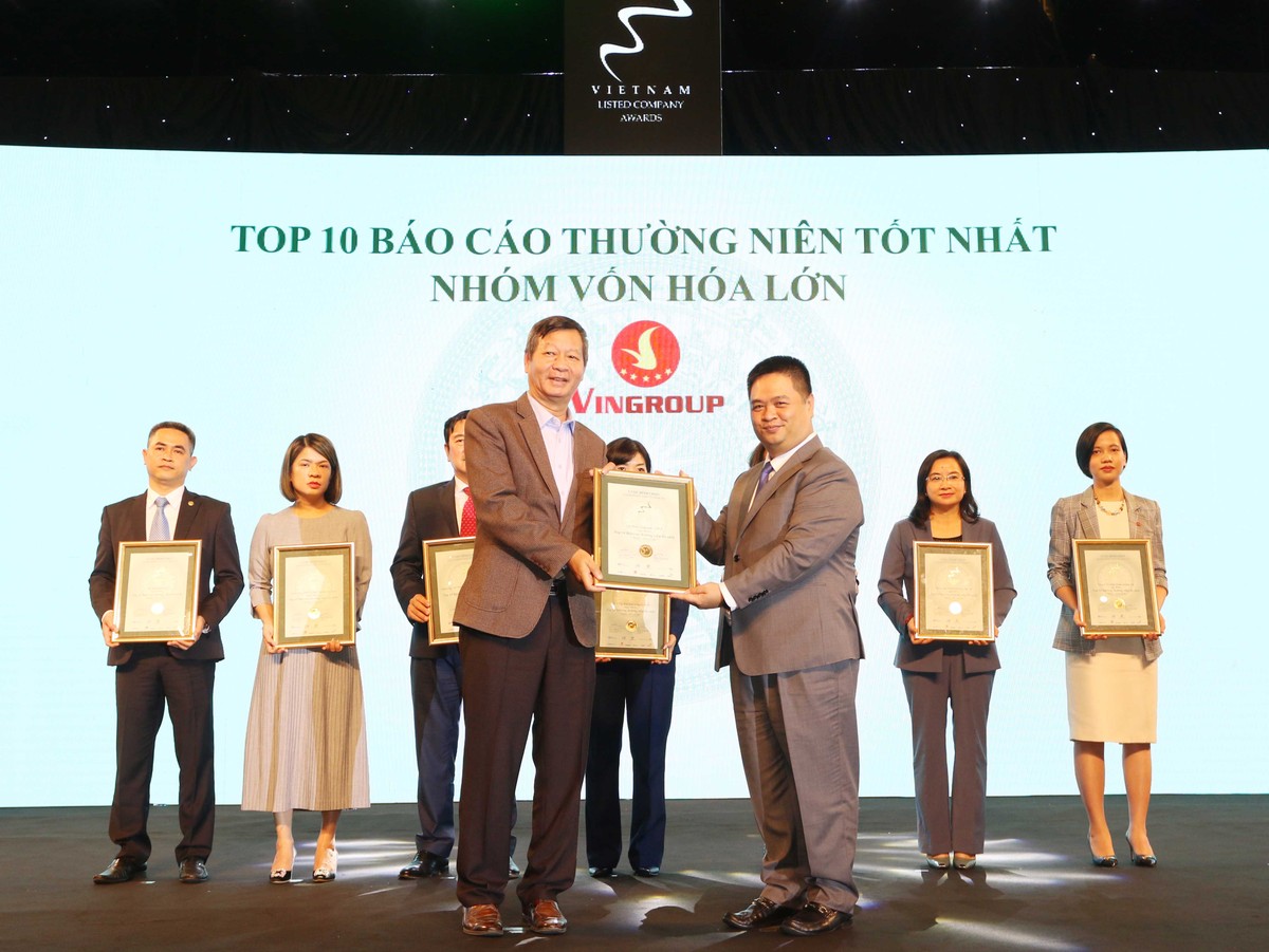 Đại diện Vingroup nhận TOP 10 DNNY nhóm vốn hóa lớn có BCTN tốt nhất