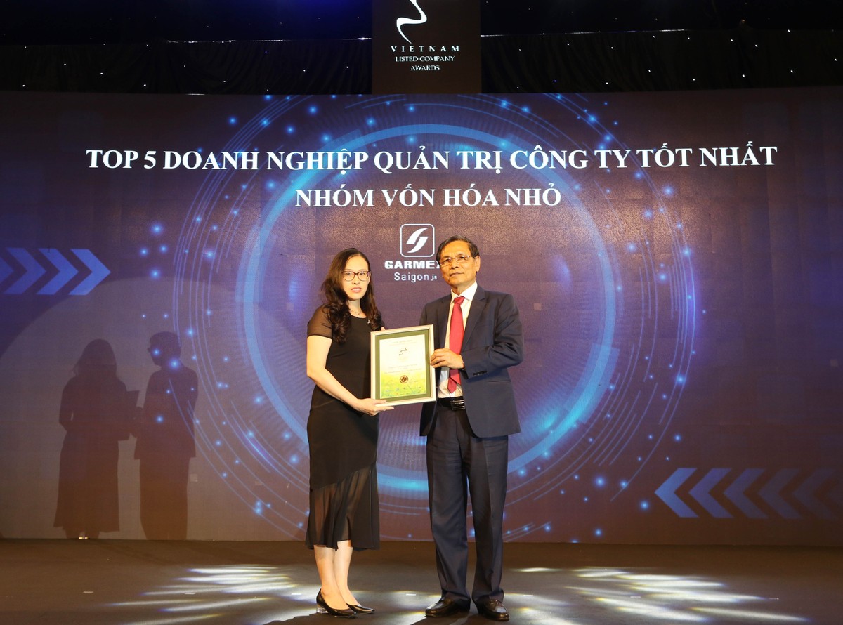 Đại diện GARMEX nhận TOP 5 Doanh nghiệp quản trị công ty tốt nhất nhóm vốn hóa nhỏ