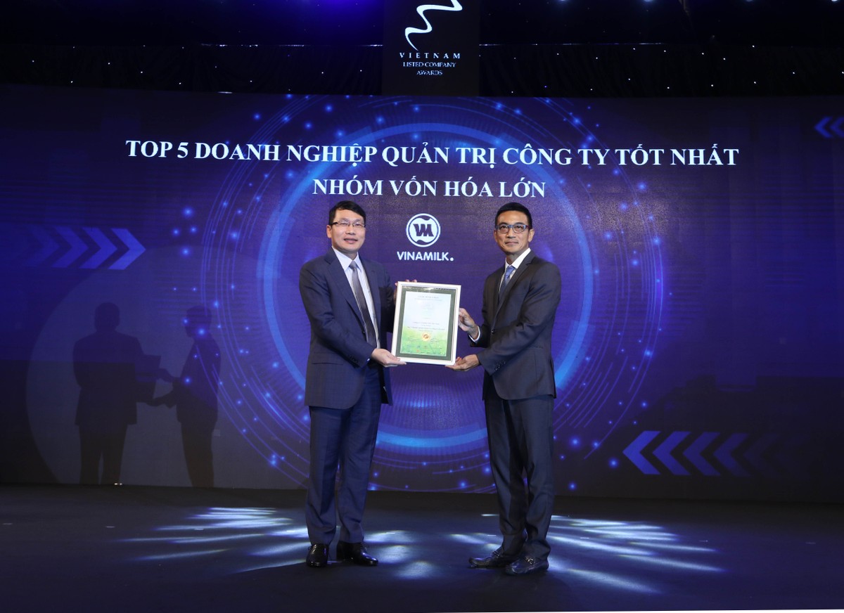 Đại diện Vinamilk nhận TOP 5 Doanh nghiệp quản trị công ty tốt nhất nhóm vốn hóa lớn