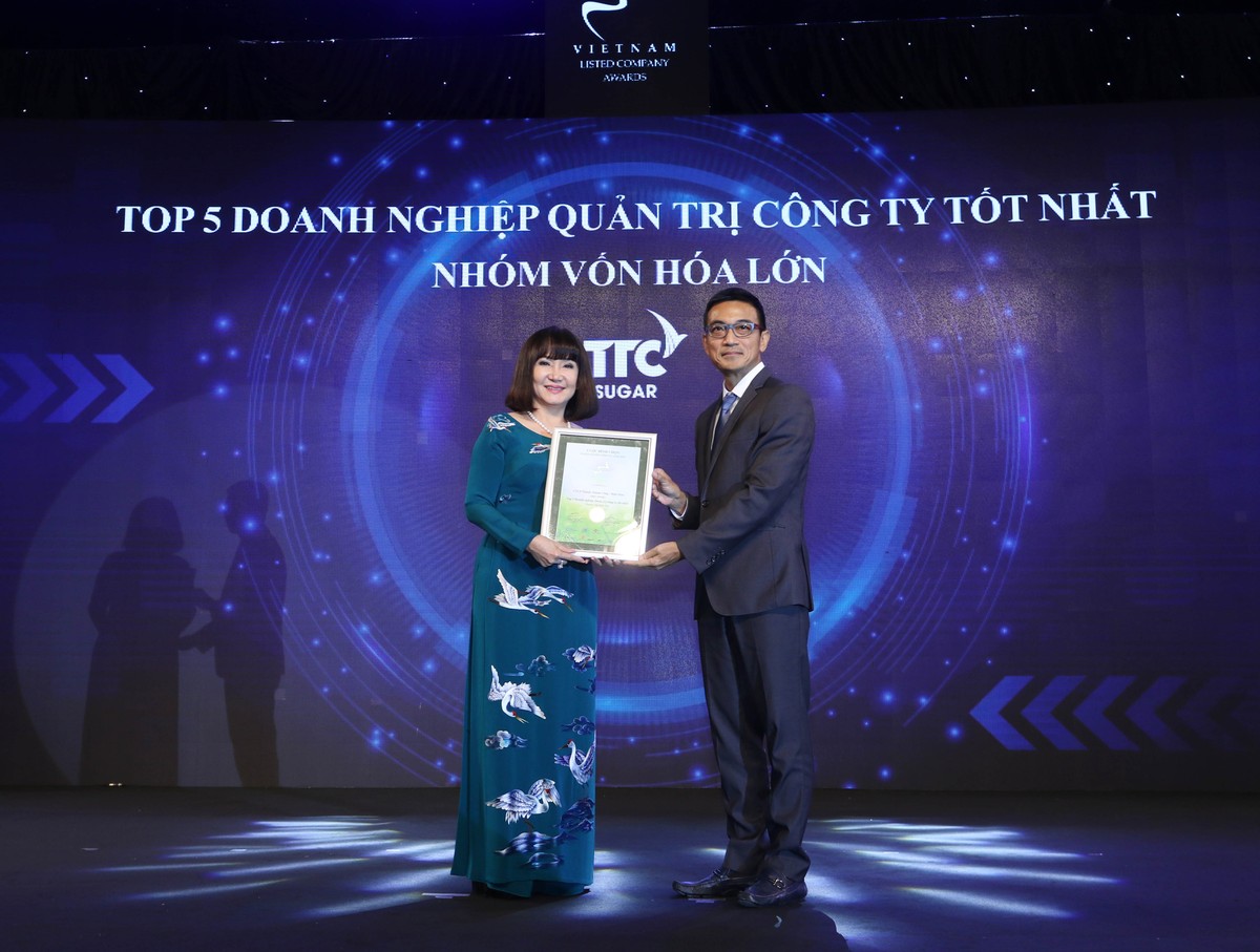 Đại diện TTC nhận TOP 5 Doanh nghiệp quản trị công ty tốt nhất nhóm vốn hóa lơn