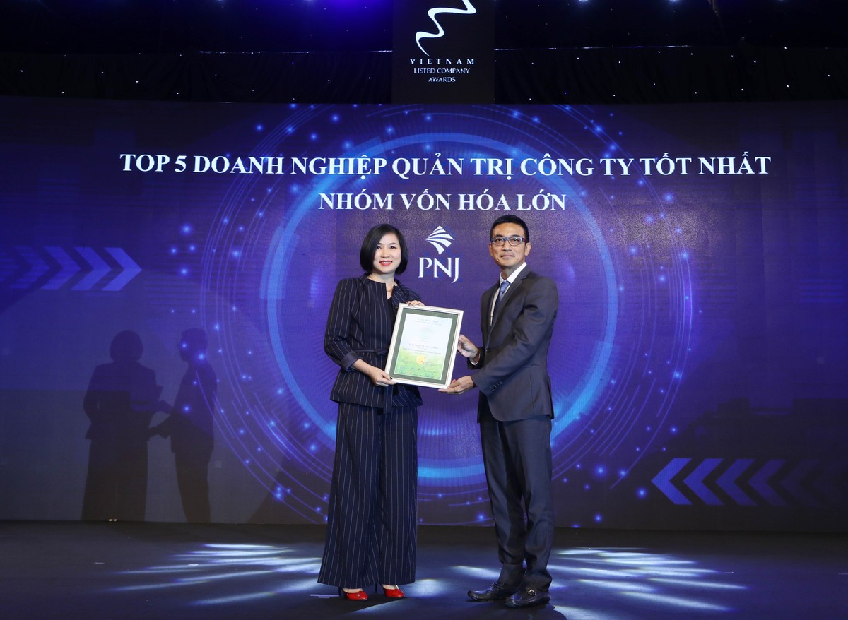 Đại diện PNJ nhận TOP 5 Doanh nghiệp quản trị công ty tốt nhất nhóm vốn hóa lớn