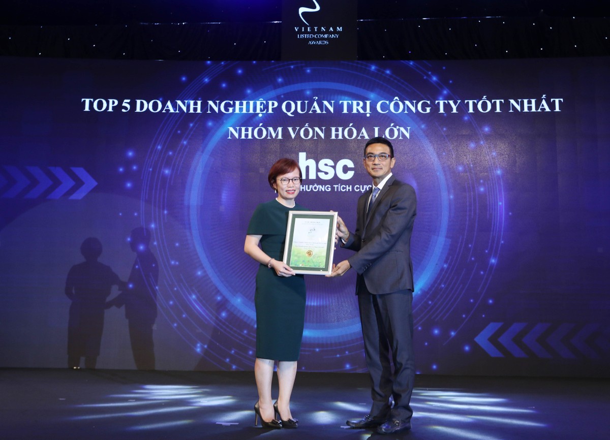 Đại diện HSC nhận TOP 5 Doanh nghiệp quản trị công ty tốt nhất nhóm vốn hóa lớn