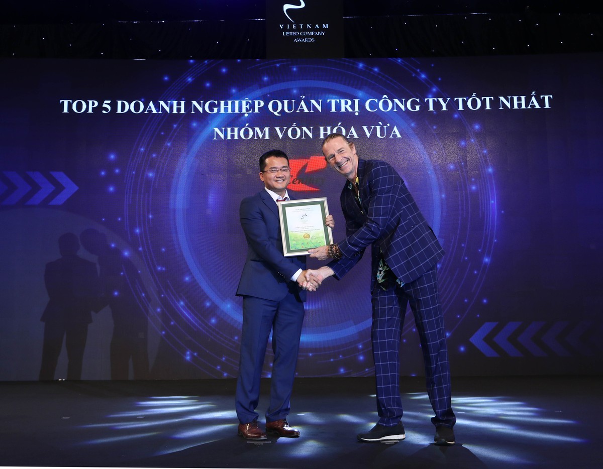 Đại diện CTCP Sợi Thế Kỷ nhận TOP 5 Doanh nghiệp quản trị công ty tốt nhất nhóm vốn hóa vừa