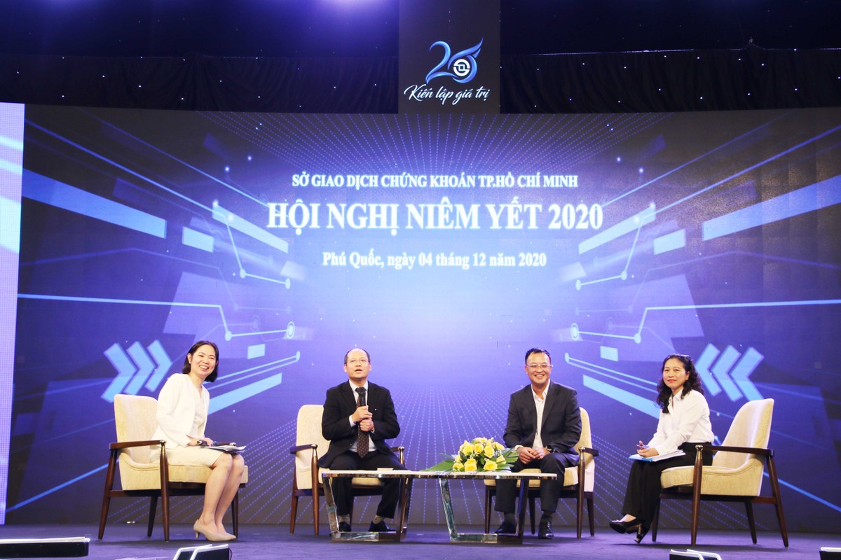 Đại diện UBCK và HOSE trao đổi và trả lời thắc mắc của doanh nghiệp niêm yết. Ảnh: Lê Toàn Đại diện UBCK và HOSE trao đổi và trả lời thắc mắc của doanh nghiệp niêm yết. Ảnh: Lê Toàn