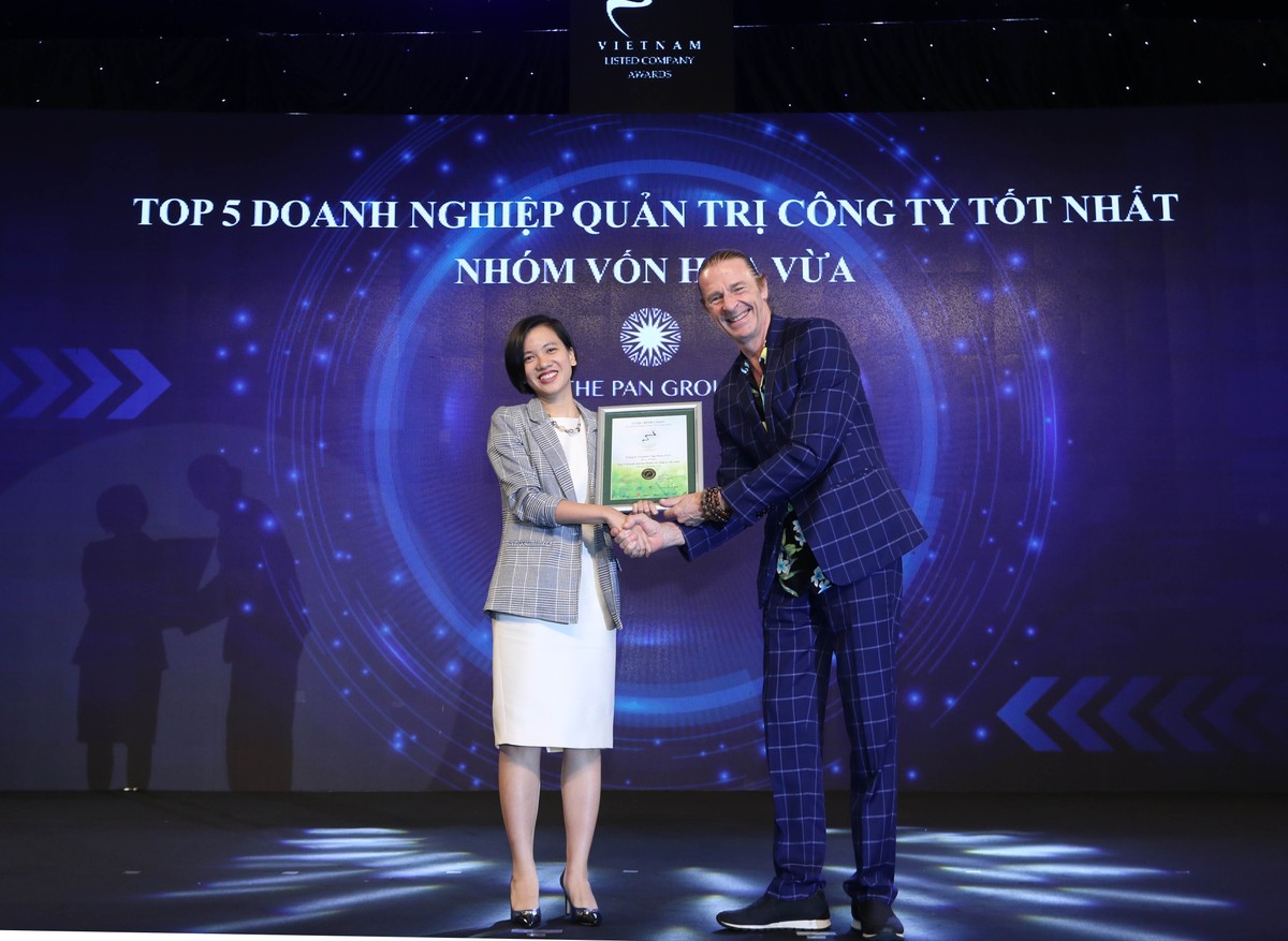 Đại diện CTCP Tập Đoàn PAN nhận TOP 5 Doanh nghiệp quản trị công ty tốt nhất nhóm vốn hóa vừa