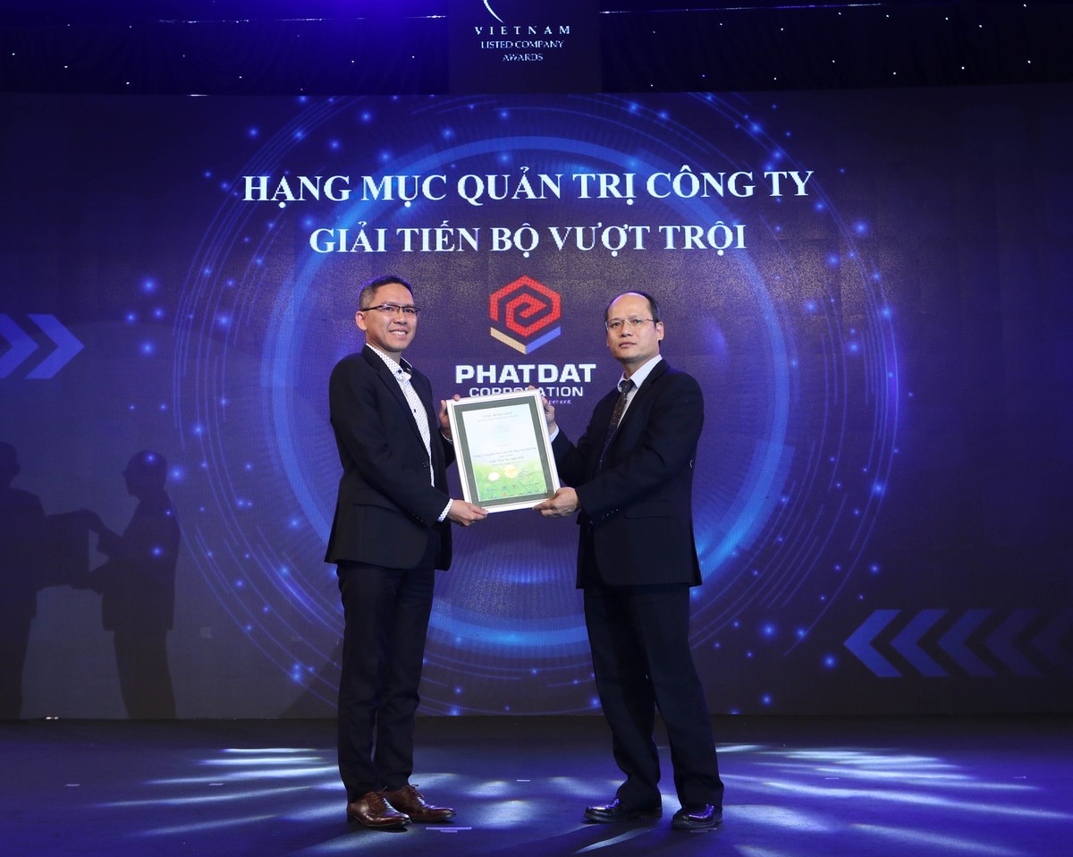 Đại diện Phát Đạt đón nhận giải tiến bộ vượt trội