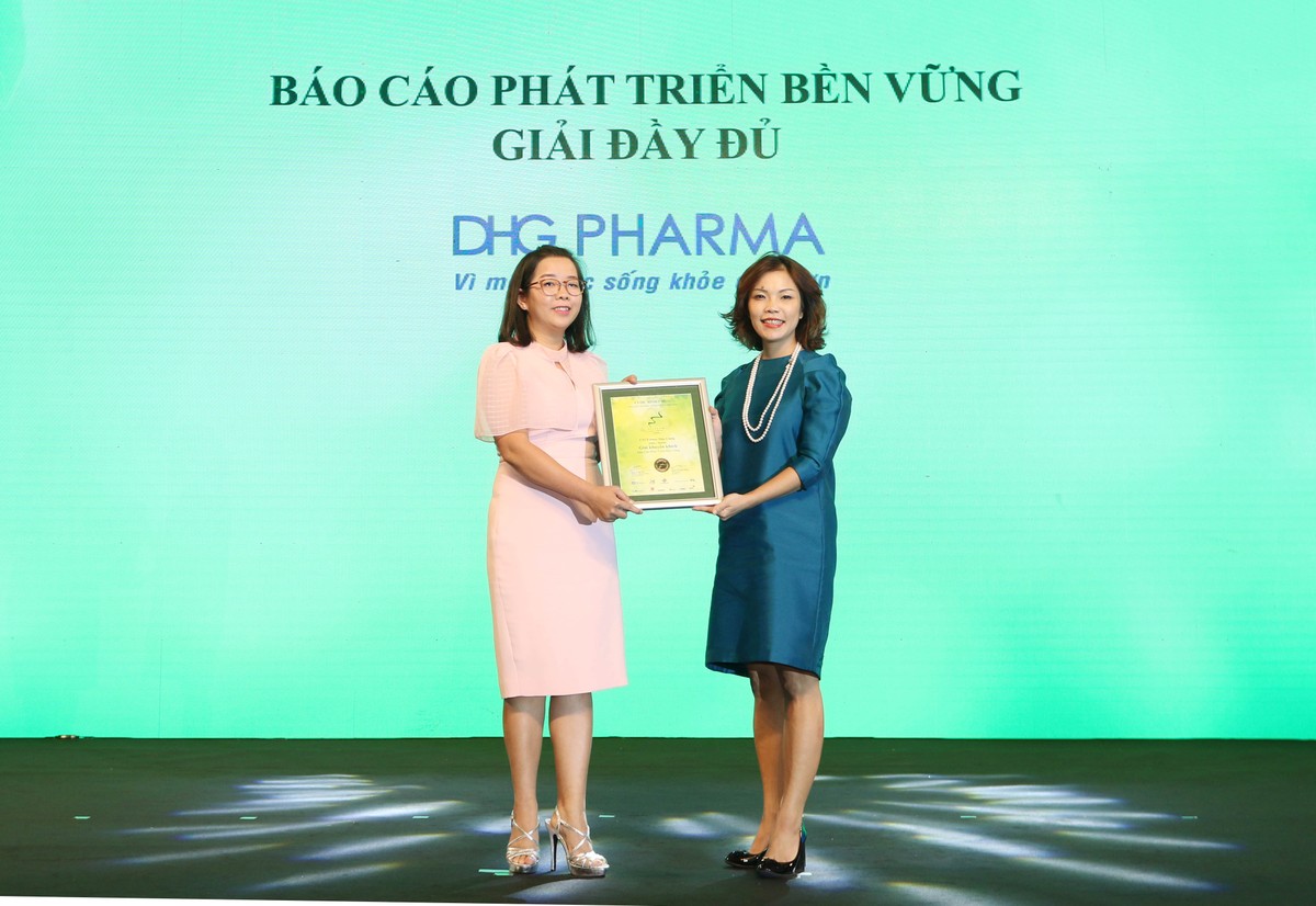 Đại diện DHG Pharma nhận giải khuyến khích