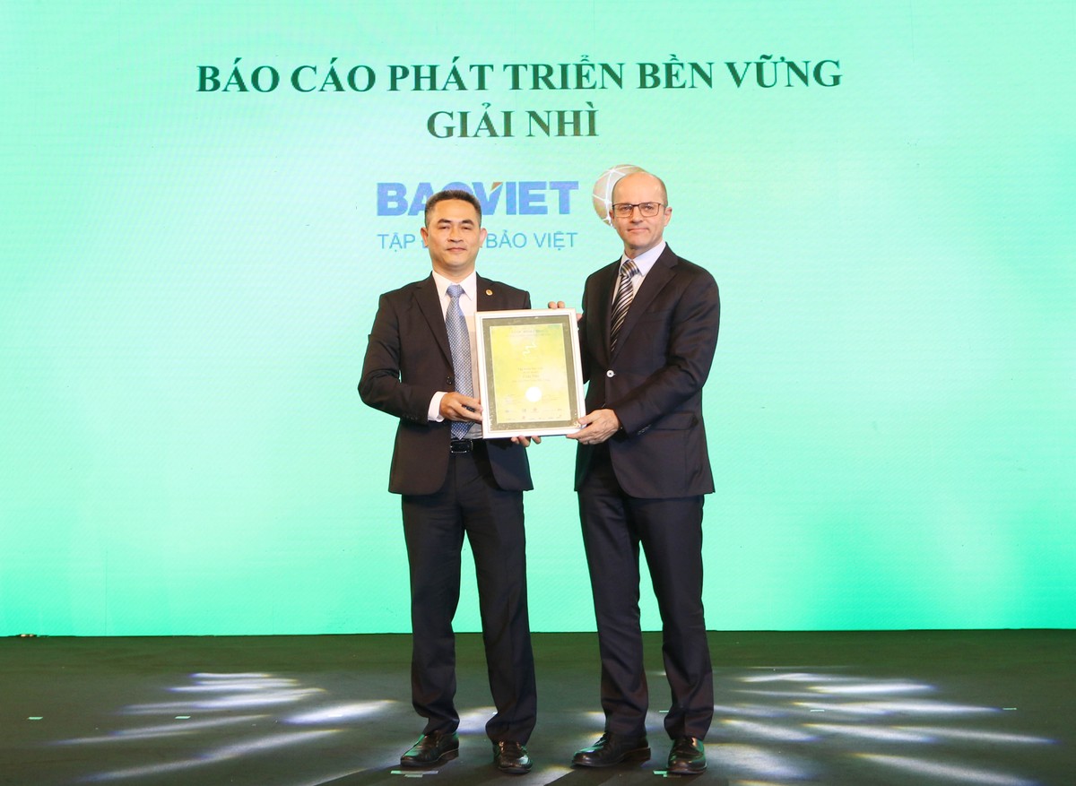Ông Beat Schuerch Tổng giám đốc Công ty Dragon Capital trao giải nhì Báo cáo phát triển bền vững cho Tập đoàn Bảo Việt