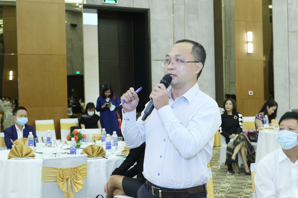 Đại diện các doanh nghiệp đặt câu hỏi cho các cơ quan quản lý.