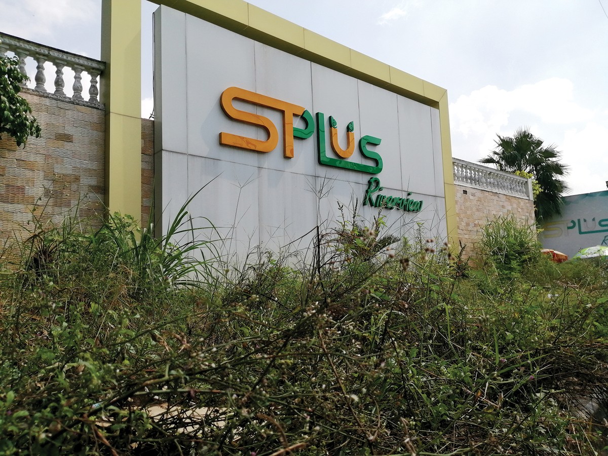 Bên trong dự án Splus RiverView vẫn là bãi cỏ hoang. Ảnh: Việt Dũng