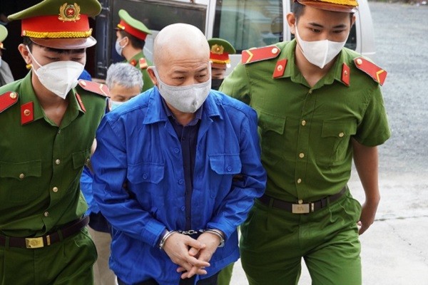 Bị cáo Đinh Ngọc Hệ cùng các đồng phạm được áp giải đến toàn từ rất sớm