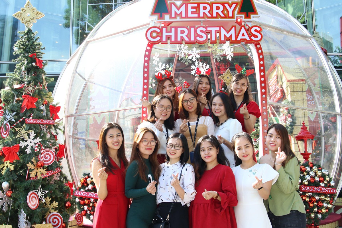 Sáng ngày 21/12, trời nắng nhẹ và se lạnh, các cô gái văn phòng tranh thủ ra đường hưởng không khí giáng sinh.