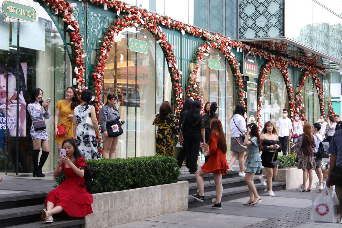 Đường phố Sài Gòn nhộn nhịp.