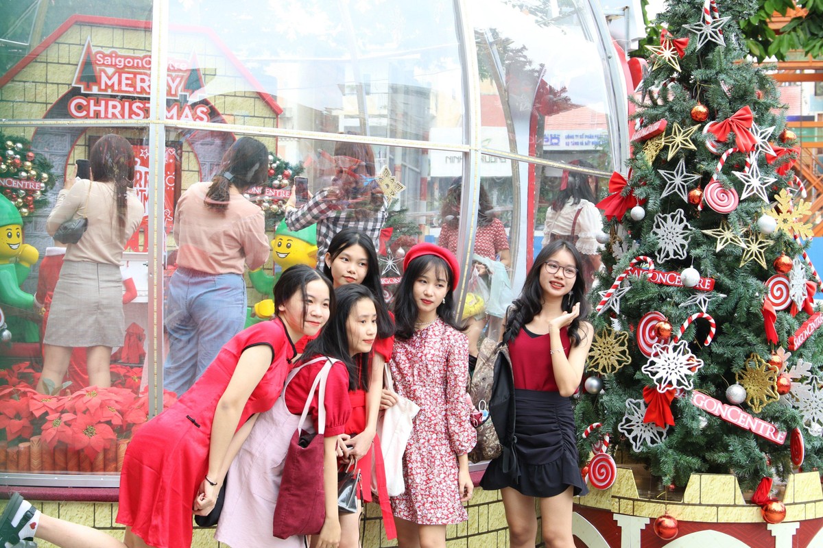 Các cô gái trẻ tạo dáng chụp ảnh trên phố Lê Lợi, Q1.