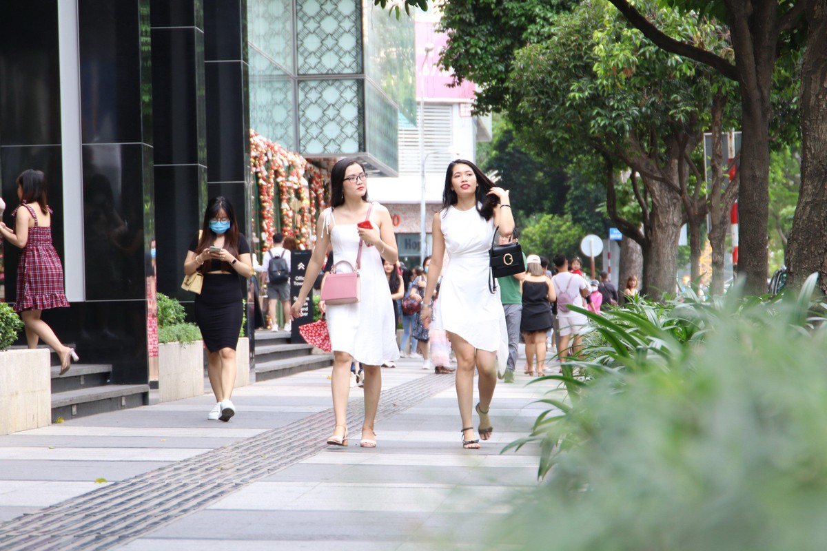 Khắp các ngả đường Sài Gòn dịp này đều rộn rã tiếng nhạc giáng sinh.