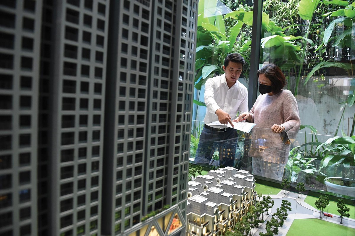 Khách hàng không ngại xuống tiền dù giá neo ở mức cao. Ảnh: Dũng Minh Khách hàng không ngại xuống tiền dù giá neo ở mức cao. Ảnh: Dũng Minh