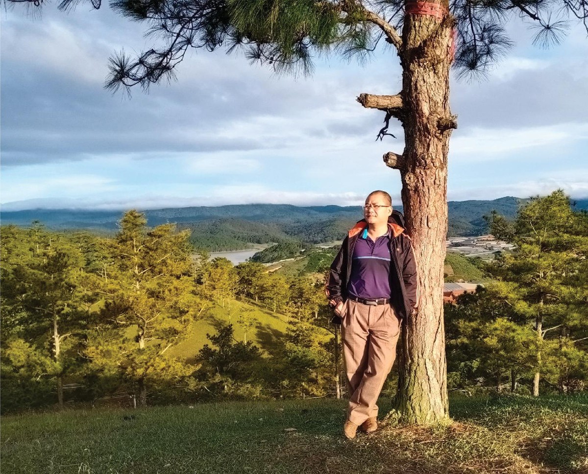 Ông Nguyễn Hải Thọ Người sáng lập Gió Lào Eco Lodge Để thu hút được khách hàng, các yếu tố như văn hóa bản địa, điều kiện thiên nhiên, khí hậu… rất cần được đưa vào farmstay. Chẳng hạn, với vùng khí hậu khắc nghiệt, đất đai cằn cỗi thì thích hợp cho các “farm” phát triển cây dược liệu lấy tinh dầu, hay vùng khí hậu mát mẻ, đất đai tốt sẽ thích hợp cho các “farm” trồng hoa, rau quả, cây ăn trái…, kết hợp tổ chức các môn thể thao, các khóa thiền, yoga…