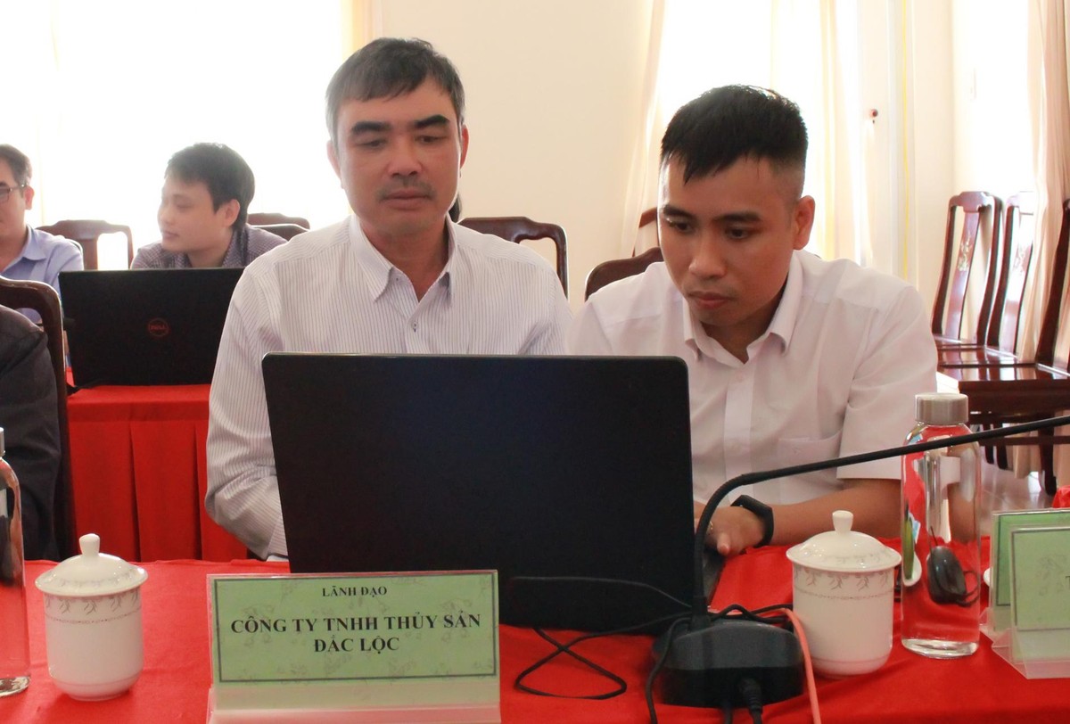 Ông Lê Hữu Tình (bên trái ảnh) trả lời câu hỏi của độc giả.