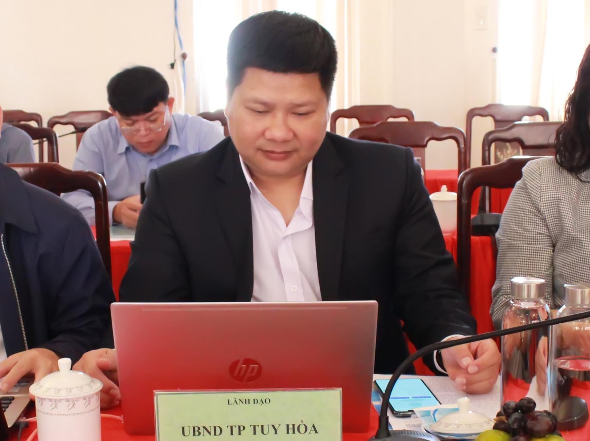 Ông Cao Đình Huy, Chủ tịch UBND thành phố Tuy Hòa trả lời câu hỏi của nhà đầu tư.