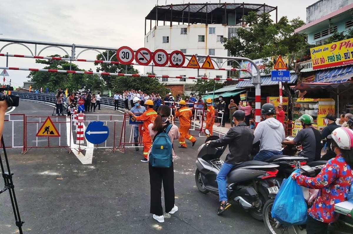 Những phương tiện đầu tiên lưu thông qua cầu thép An Phú Đông khi tấm chắn hai đầu cầu được gỡ bỏ. Những phương tiện đầu tiên lưu thông qua cầu thép An Phú Đông khi tấm chắn hai đầu cầu được gỡ bỏ.