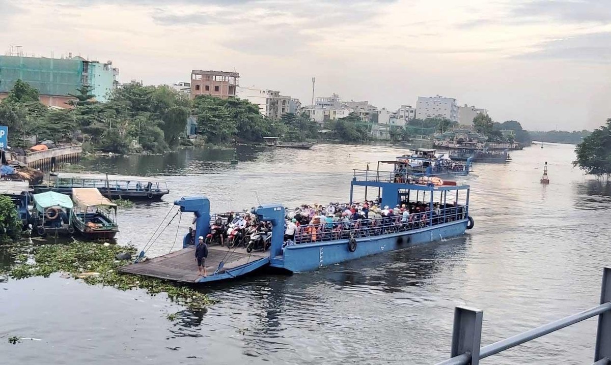 Chuyến phà An Phú Đông cuối cùng trước khi chuyển giao sứ mệnh kết nối đôi bờ quận Gò Vấp và quận 12 cho cầu thép An Phú Đông. Chuyến phà An Phú Đông cuối cùng trước khi chuyển giao sứ mệnh kết nối đôi bờ quận Gò Vấp và quận 12 cho cầu thép An Phú Đông.