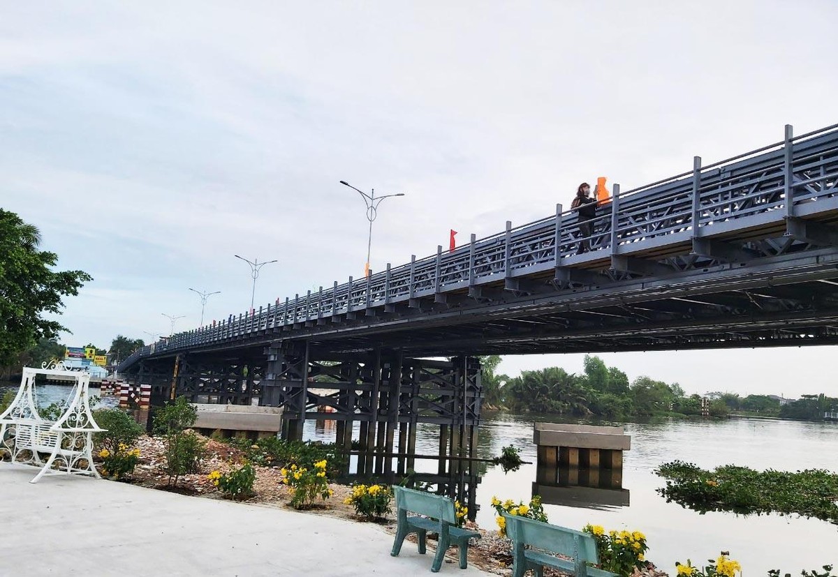 Cầu thép An Phú Đông tổng mức đầu tư khoảng 80 tỷ đồng, tải trọng thiết kế hoạt tải ≤ 5 tấn, bề rộng mặt cắt ngang cầu 12,4m, 2 làn xe, kết cấu nhịp gồm 8 nhịp dầm Bailey với chiều dài khoảng 239,4m. Cầu thép An Phú Đông tổng mức đầu tư khoảng 80 tỷ đồng, tải trọng thiết kế hoạt tải ≤ 5 tấn, bề rộng mặt cắt ngang cầu 12,4m, 2 làn xe, kết cấu nhịp gồm 8 nhịp dầm Bailey với chiều dài khoảng 239,4m.