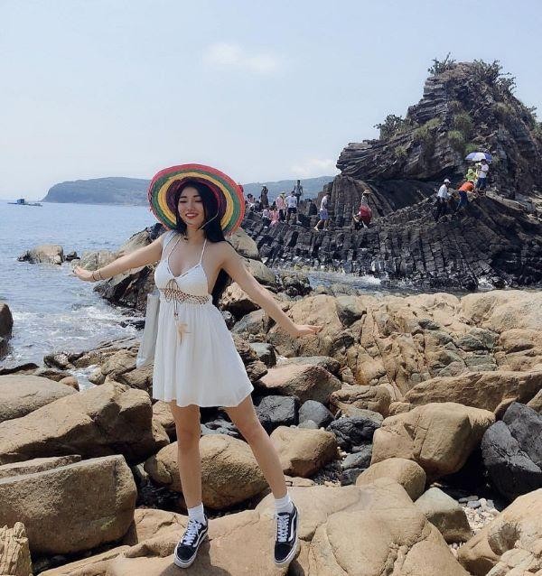 Du khách bên Gành Đá Đĩa