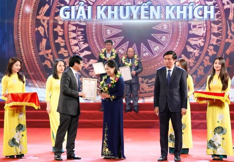 Nhà báo Nguyễn Thúy Hòa (Báo Đầu tư) nhận Giải Khuyến khích với Loạt bài 4 kỳ Kinh tế 5 năm và cú sốc Covid-19 Nhà báo Nguyễn Thúy Hòa (Báo Đầu tư) nhận Giải Khuyến khích với Loạt bài 4 kỳ Kinh tế 5 năm và cú sốc Covid-19