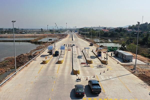 Trạm thu phí Việt Hưng được vận hành từ 14h ngày 13/01/2021. Ảnh: Đỗ Phương.