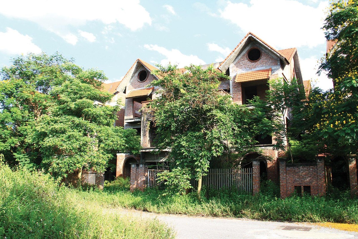 Biệt thự bỏ hoang bên trong Khu đô thị Quang Minh