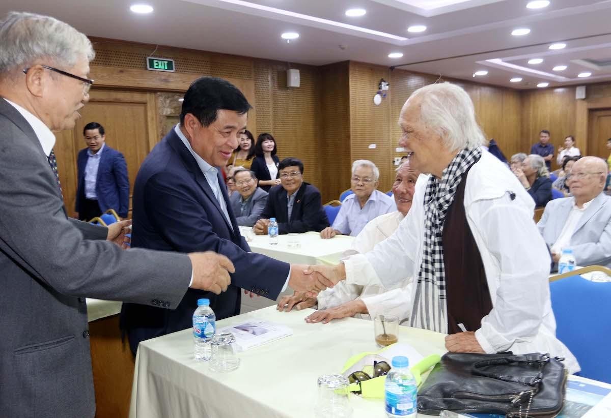 Bộ trưởng thăm hỏi các đồng chí cán bộ hưu trí (Ảnh: Lê Toàn).