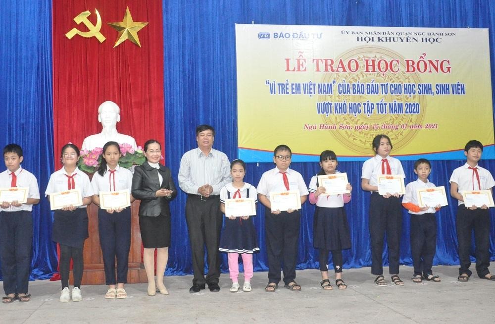 Ông Mai Niên và bà Nguyễn Thị Phượng trao học bổng cho các em học sinh.