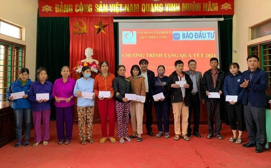 Ông Phan Phong Phú, Giám đốc Sở Kế hoạch và Đầu tư và ông Hoàng Kim Thủy, Trưởng đại diện Báo Đầu tư khu vực Miền Trung - Tây Nguyên thay mặt nhà tài trợ trao quà Tết cho các hộ nghèo. Ông Phan Phong Phú, Giám đốc Sở Kế hoạch và Đầu tư và ông Hoàng Kim Thủy, Trưởng đại diện Báo Đầu tư khu vực Miền Trung - Tây Nguyên thay mặt nhà tài trợ trao quà Tết cho các hộ nghèo.