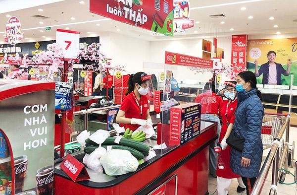 Siêu thị GO! Hạ Long lắp kính chắn tại quầy thu ngân đảm bảo các biện pháp phòng, chống dịch cho nhân viên và khách hàng. Ảnh: Minh Đức.