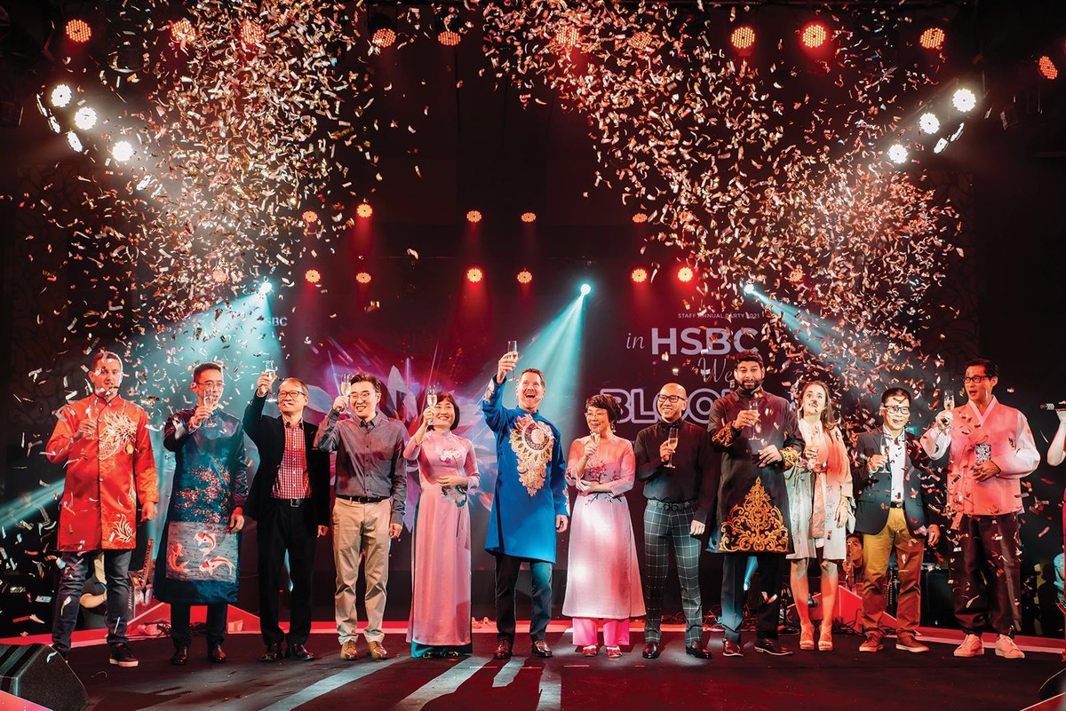 Ông Tim Evans cùng các thành viên Ban giám đốc HSBC Việt Nam chúc mừng một năm 2020 thành công