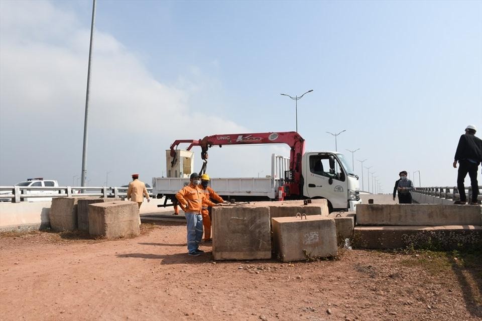 Lực lượng chức năng ngăn lối mở tự phát. Ảnh: Cổng thông tin điện tử Công an TP. Hải Phòng