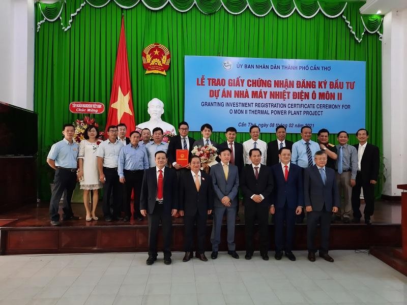 Bí thư Thành ủy Cần Thơ Lê Quang Mạnh (thứ 3 từ phải sang) chụp ảnh lưu niệm với các nhà đầu tư