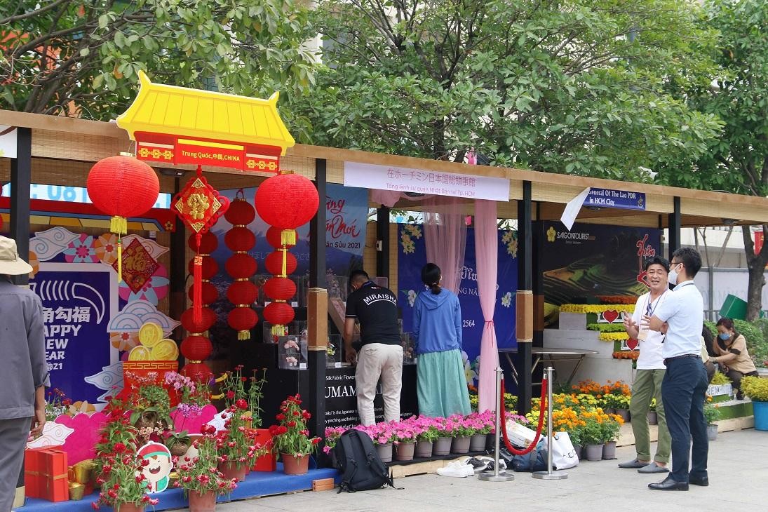 Gian hàng trưng bày của các nước bạn cũng gấp rút hoàn thành.